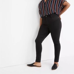 Madewell Curvy High-Rise Skinny Jeans in Carbondale Wash
28